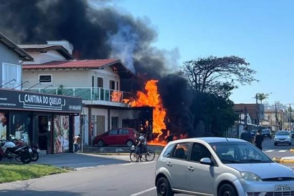 Avião de pequeno porte caiu em uma área residencial na manhã desta sexta-feira