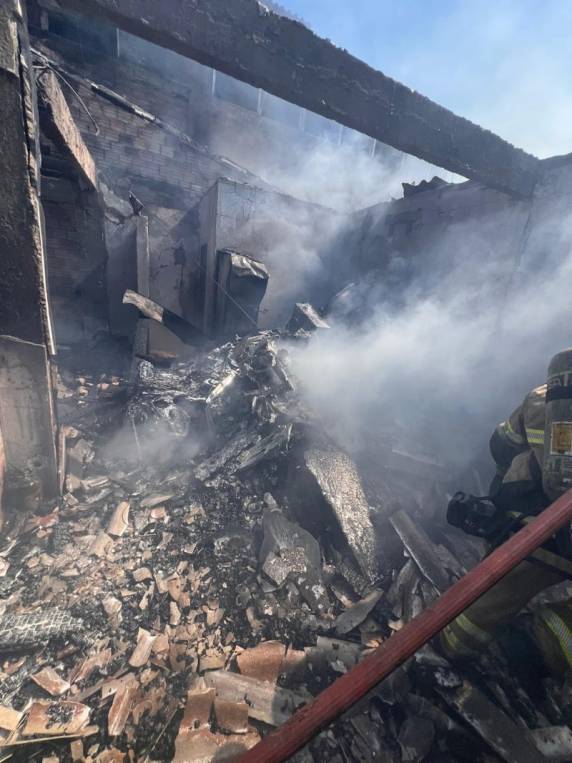 Avião de pequeno porte caiu em uma área residencial na manhã desta sexta-feira