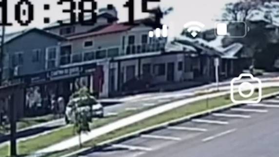 Acidente ocorreu na manhã desta sexta-feira (3) e atingiu também residências próximas; imagens mostram momento da queda seguido de explosão