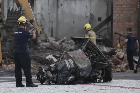 Aeronave caiu sobre restaurante pouco depois de decolar, no final da manhã desta sexta