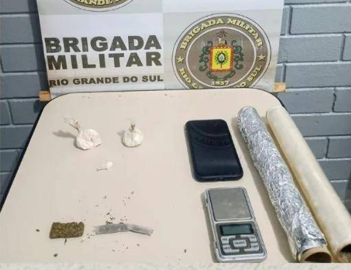 Ação da Brigada Militar apreendeu cocaína, maconha, balança de precisão e outros materiais
