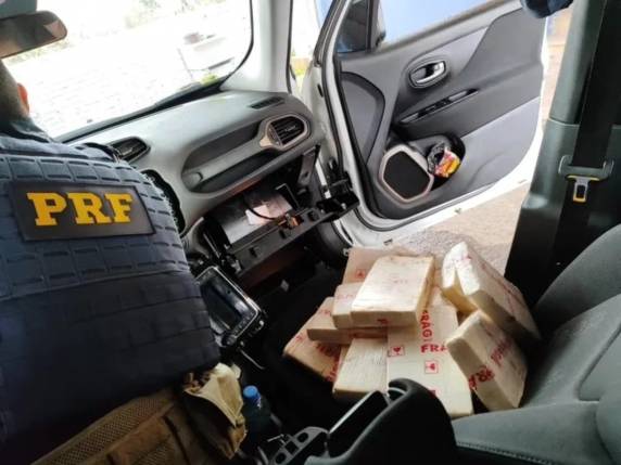 Droga estava escondida no painel de veículo com placas de Santa Catarina