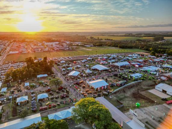 A Fenasoja expande sua atuação além das fronteiras e será lançada na Argentina nesta semana, com eventos em Posadas e Oberá. A iniciativa busca fortalecer a integração entre os povos, impulsionando negócios, turismo e a conexão cultural entre Brasil e países vizinhos.