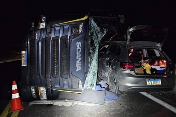 Colisão ocorreu no km 52, bloqueando uma faixa e causando trânsito em sistema pare e siga