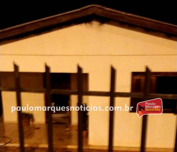 Casa foi parcialmente destruída pelo fogo; cerca de 1.500 litros de água foram utilizados no rescaldo
