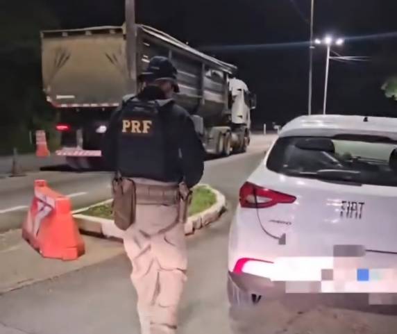 Mais de 6 kg de maconha e porções de crack foram apreendidos durante abordagem