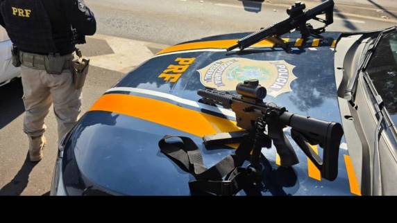 Duas carabinas artesanais foram apreendidas durante fiscalização na rodovia