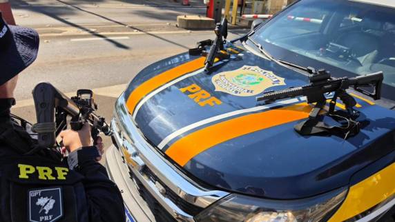 Duas carabinas artesanais foram apreendidas durante fiscalização na rodovia