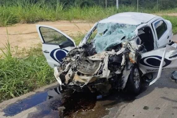 Profissional faleceu após acidente entre carro e carreta; repórter que o acompanhava ficou gravemente ferida