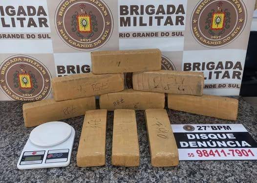 Suspeita foi flagrada com cerca de 6,8 kg de maconha e uma balança durante ação do 27º BPM
