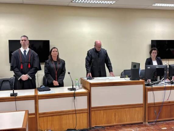 Júri reconheceu omissão dos responsáveis e determinou prisão imediata. Pai já havia sido condenado a mais de 44 anos