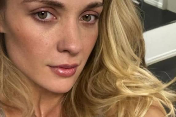 Mara Flávia Araújo, 38 anos, desapareceu na água durante a prova e foi encontrada horas depois; causa da morte segue desconhecida