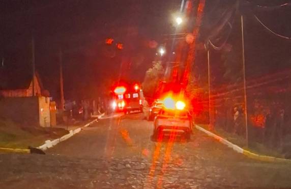 Duas mulheres foram encaminhadas ao hospital após confusão envolvendo vizinhos na noite deste sábado (18)