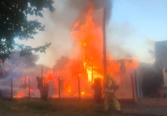 Corpo de Bombeiros atuou no combate às chamas e evitou que o fogo se alastrasse para imóveis vizinhos