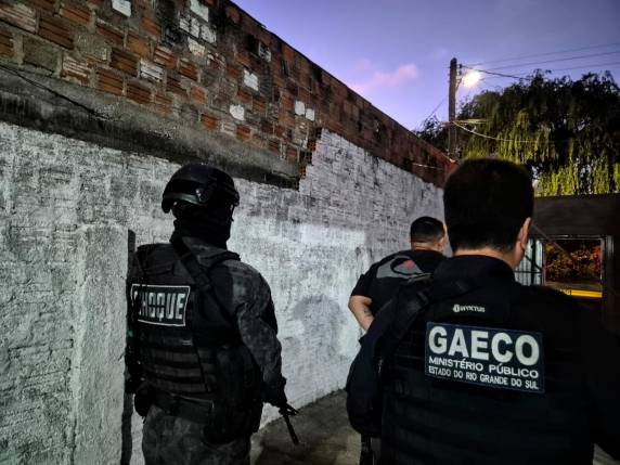 Homem denunciado pela morte da ex-companheira em 2024 foi capturado em Rio Grande; ação marca início do Projeto Protetor, voltado à recaptura de criminosos de alta periculosidade