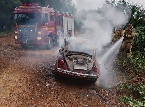 VW Fusca foi consumido pelas chamas; ninguém ficou ferido na ocorrência atendida pelos bombeiros
