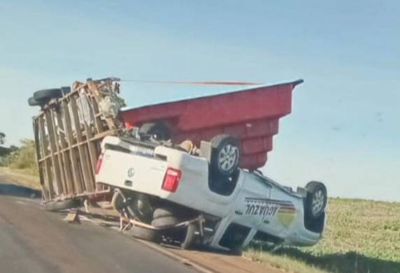 Motorista perde controle possivelmente devido ao vento e à carga; ninguém ficou ferido