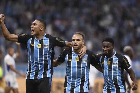 Carlos Vinícius e Amuzu marcaram os gols do jogo de ida da quinta fase da competição; volta será no dia 14 de maio