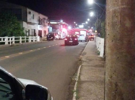 Acidente foi registrado na noite de terça-feira na Avenida Borges de Medeiros, com atendimento dos bombeiros e do Samu