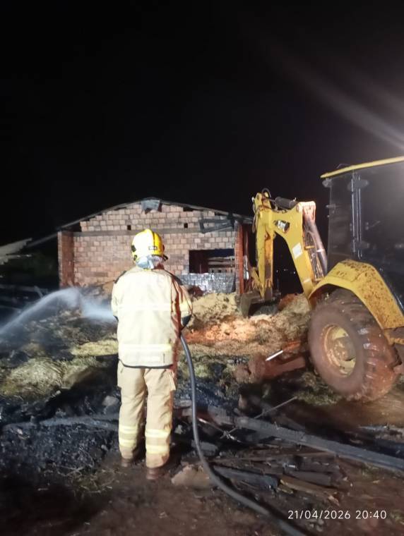 Fogo atingiu estrutura às margens da RS-536 e mobilizou bombeiros, vizinhos e equipes municipais