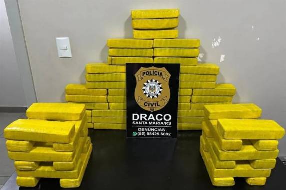 Ação da Draco com apoio da PRF interceptou veículo e apreendeu 69 porções da droga