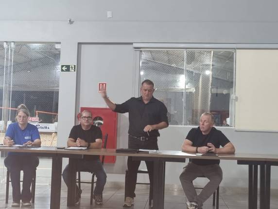 Assembleia não teve inscrição de chapas e decisão foi tomada com apoio dos associados; diretoria terá mudança na vice-presidência