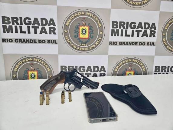 Suspeito efetuou disparos contra policiais durante perseguição e foi neutralizado após cair de motocicleta