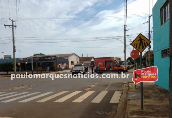 Condutor da moto, de 46 anos, foi socorrido pelos bombeiros; motorista do carro não permaneceu no local