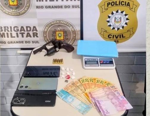 Ação conjunta da Brigada Militar e Polícia Civil resultou na apreensão de drogas, arma, munições, dinheiro e materiais do crime