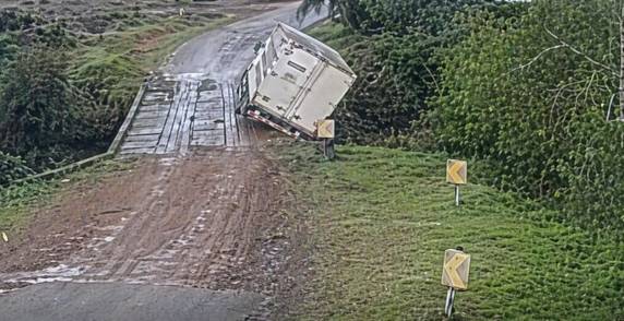 Acidente ocorreu na manhã desta sexta-feira (24); ocupantes não tiveram ferimentos graves