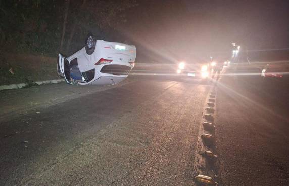 Acidente ocorreu no início da noite desta sexta-feira (24), no Contorno Norte de Concórdia, e envolveu carro, caminhão e outro veículo; apesar dos danos, ninguém ficou gravemente ferido