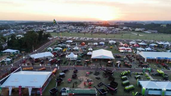 Espaço cultural da Fenasoja 2026 reúne música, tradições gaúchas e talentos locais em uma programação diversificada e acessível ao público