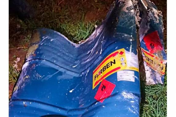 Veículo caiu em um trecho que liga Almirante Tamandaré do Sul e Coqueiros do Sul. Cerca de 400 litros de solvente vazaram no leito do rio