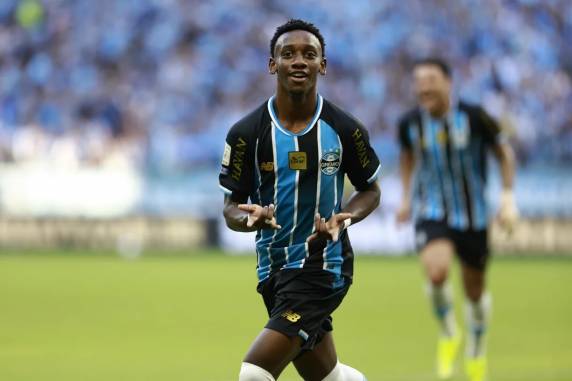 Com um jogador a mais desde o primeiro tempo, Tricolor ganhou com gol de promessa da base. Time gaúcho ficou em 11º