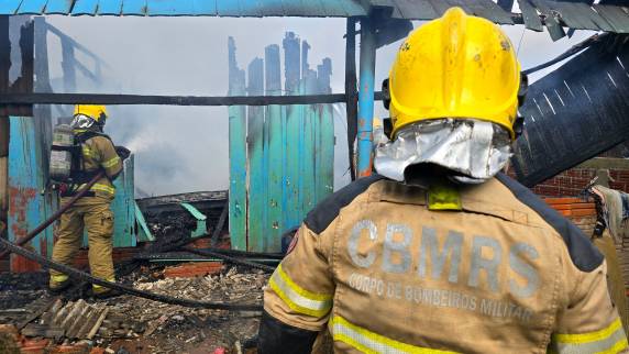 Residência de madeira foi consumida pelas chamas; quatro crianças ficaram sob cuidados de familiares e ninguém se feriu