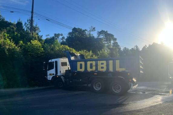 Vítima ficou presa às ferragens e não resistiu após colisão na altura da parada 89