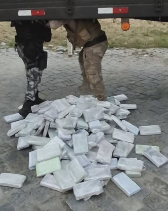 A droga estava escondida no assoalho de uma carreta que saiu do Paraná com destino à Grande Florianópolis; motorista foi preso em flagrante e carga é avaliada em cerca de R$ 12,8 milhões.
