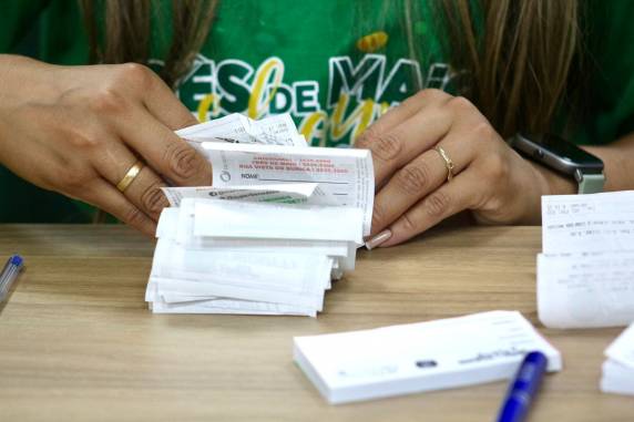 Primeira ação do ano reuniu consumidores para troca de notas fiscais por cartelas; sorteio ocorre nesta terça-feira com transmissão ao vivo