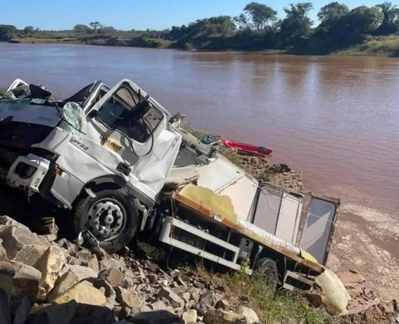 Vítima ficou presa às ferragens a cerca de 15 metros de profundidade; corpo foi localizado após mais de 24 horas de buscas