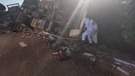 Motorista sofreu múltiplas fraturas e está internado em recuperação no Hospital Ivan Goulart; suspeita é de estouro de pneu