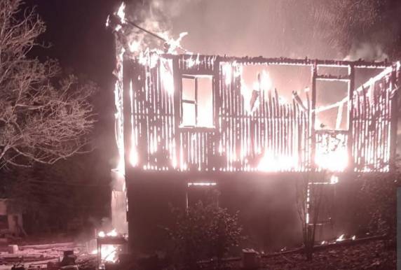 Fogo atingiu casa em propriedade rural de Lajeado Minas; vítima sofreu ferimento na mão e houve perda total