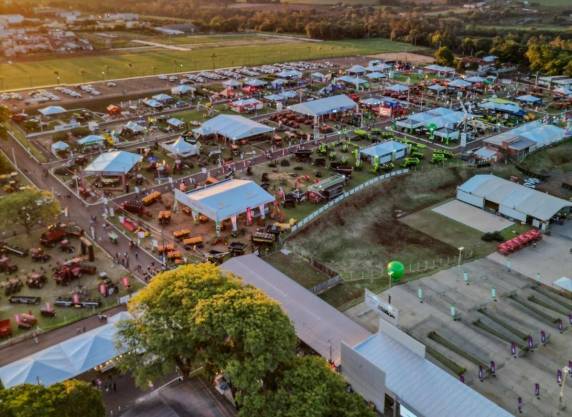 Na edição dos 60 anos, a Fenasoja terá acesso gratuito para pedestres de 1º a 10 de maio, em Santa Rosa, por meio de parceria com o Sicredi. A feira espera mais de 350 mil visitantes no Parque de Exposições Alfredo Leandro Carlson. O estacionamento interno custará R$ 25. A abertura oficial será no dia 1º de maio, às 10h.