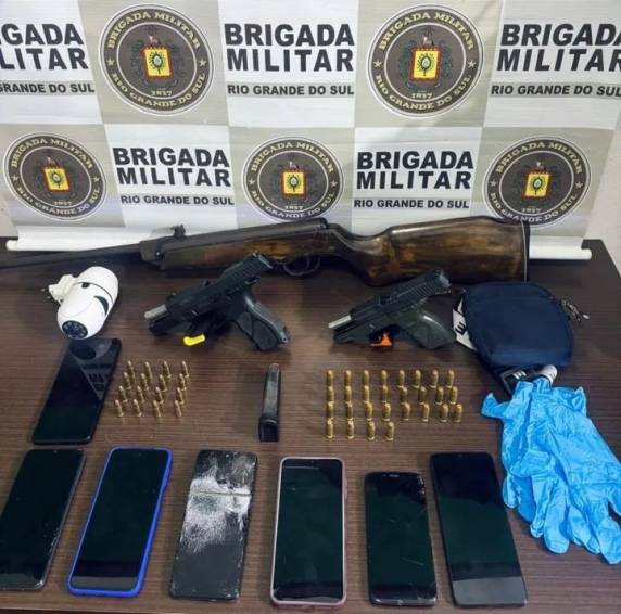 A Brigada Militar prendeu dois suspeitos e apreendeu armas e munições durante operação no bairro São Francisco, em Veranópolis, em ação voltada ao combate de crimes violentos na Serra Gaúcha.