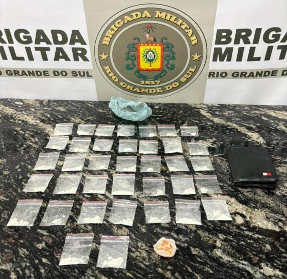 Suspeito foi flagrado com porções de cocaína e ecstasy durante patrulhamento no bairro Botucaraí
