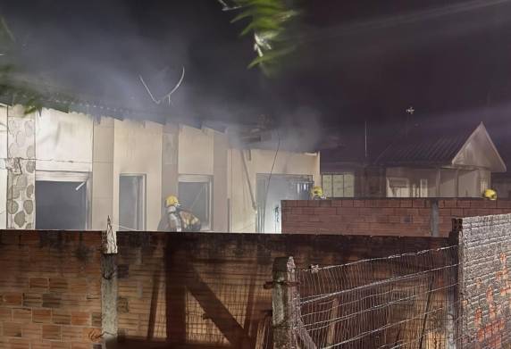 Caso registrado na madrugada deste sábado (2), no bairro Bom Recreio, é tratado como criminoso; mulher e criança escaparam sem ferimentos