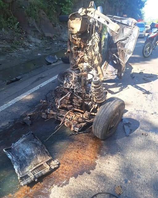 Condutora perdeu o controle do veículo após desviar a atenção; carro tombou sobre a rodovia e causou bloqueio parcial do trânsito