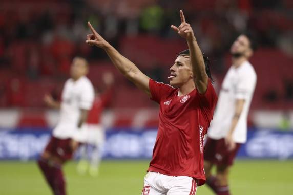 Bernabei e Alerrandro marcaram os gols no Beira-Rio. Com o resultado, time colorado ultrapassa o Grêmio no saldo