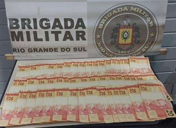 Ação ocorreu na noite de domingo (03) durante a Operação Cerco Fechado; suspeito foi encaminhado à Polícia Federal