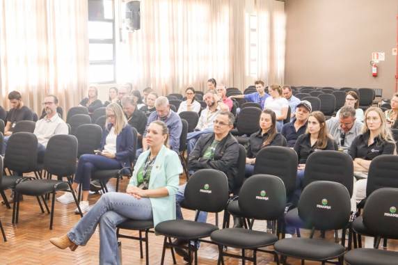 Irrigação e sustentabilidade no agro gaúcho foram pauta de encontro realizado durante a Fenasoja 2026, em Santa Rosa. O evento reuniu autoridades e especialistas para debater estratégias que garantam mais resiliência, produtividade e segurança ao produtor rural diante dos impactos da estiagem.