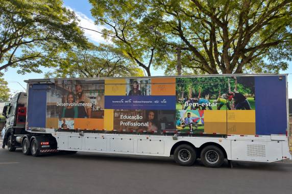 Escola participa da feira com oficinas, serviços e atividades culturais na Carreta TriJuntos, iniciativa do Sistema Fecomércio-RS/Sesc/Senac